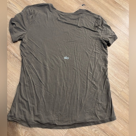 Alo Yoga T-Shirt - Picture 2 of 4